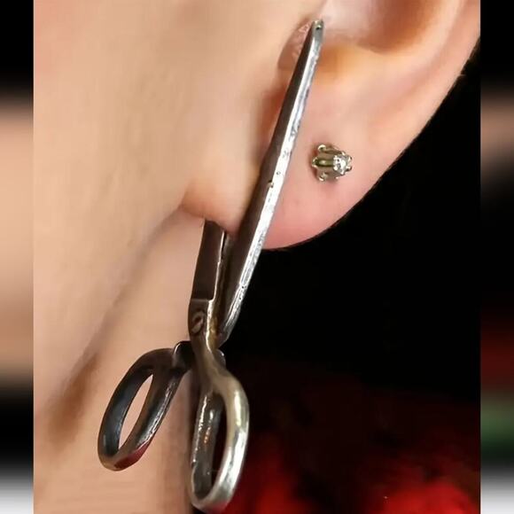 Scissor shaped illusion earrings - Picture 1 of 5